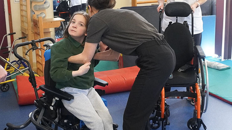 Projetado para facilitar as transferências em pé