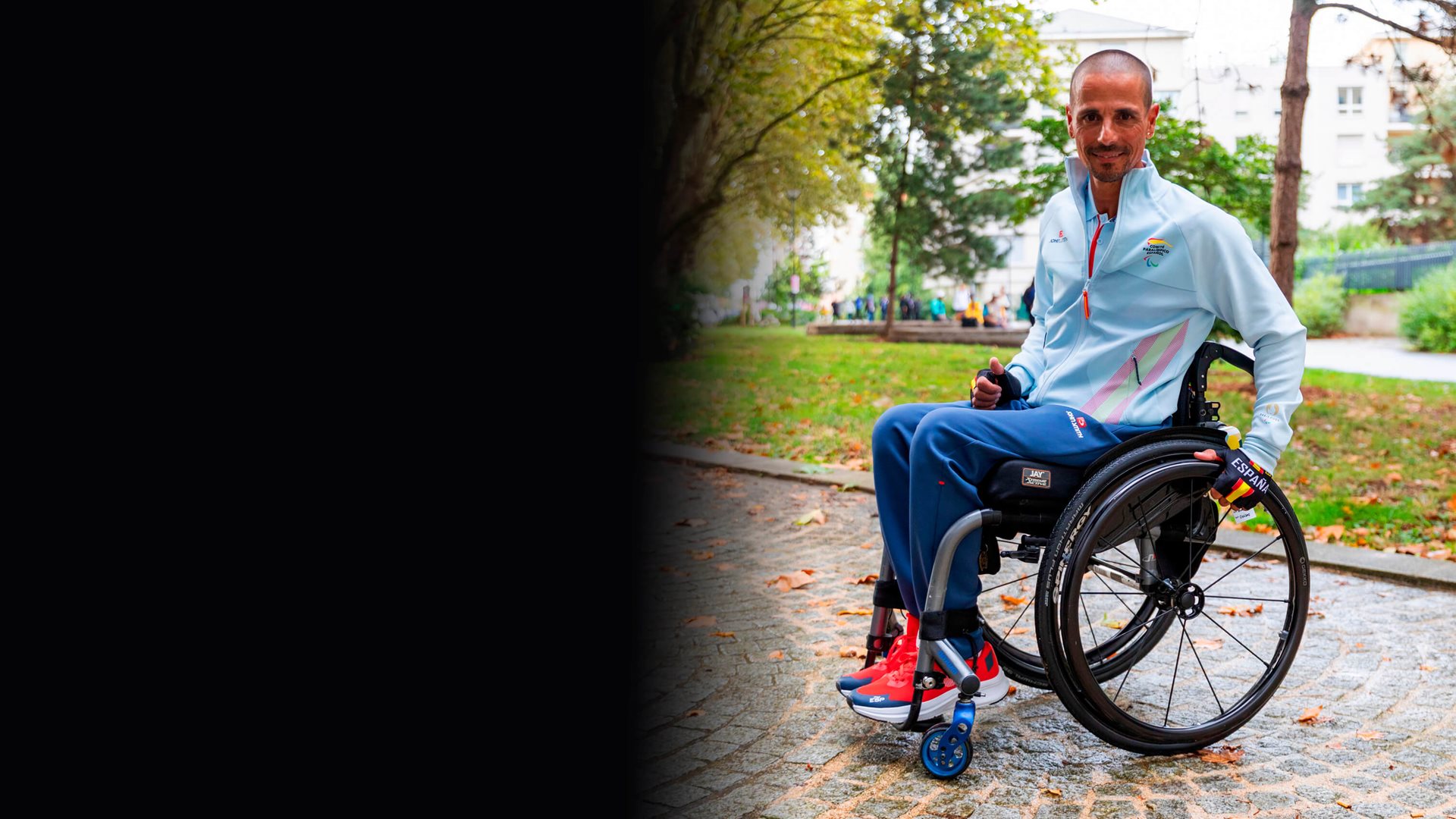'A minha Nitrum Pro é uma cadeira muito confortável, adapta-se perfeitamente ao meu corpo e é muito manobrável'