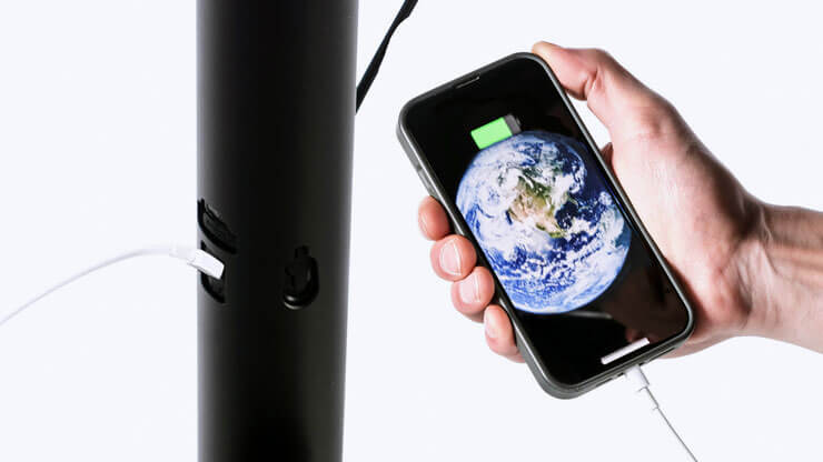 Porta de carga USB e suporte para telemóvel