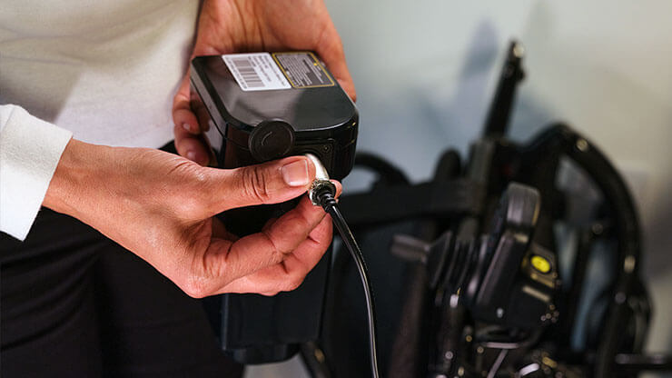 Carregue a bateria fora da cadeira elétrica